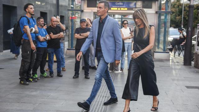 Pedro Sánchez y Begoña Gómez a su llegada al cine Callao este miércoles.
