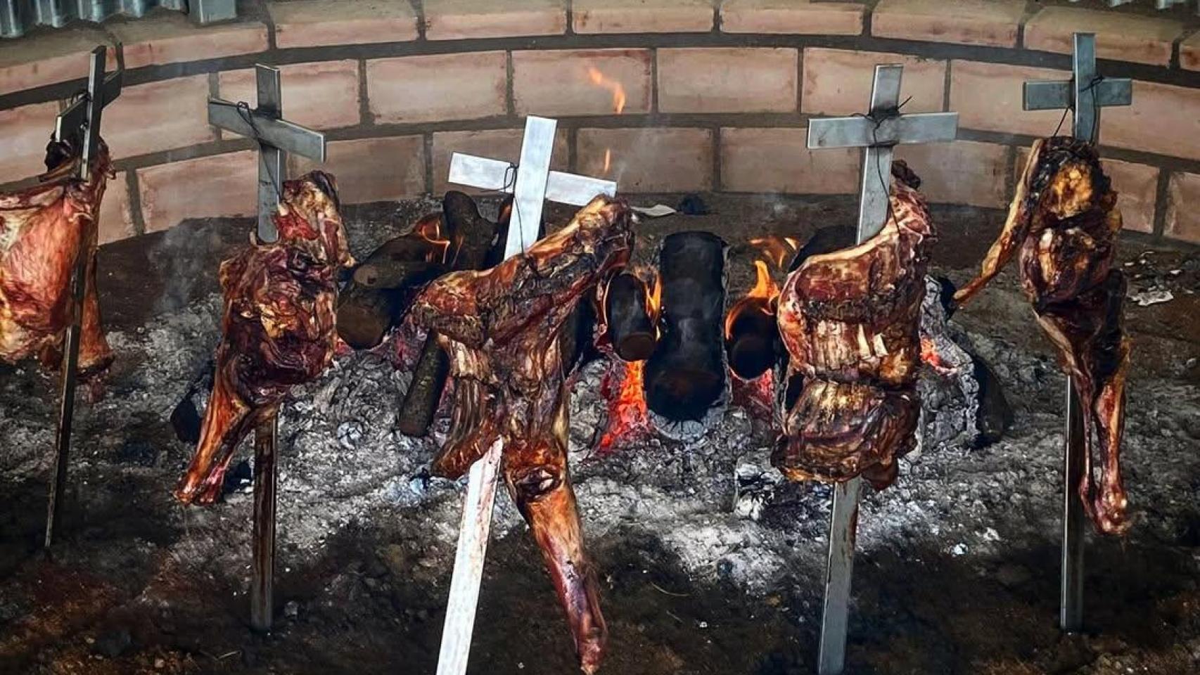 Cordero a la estaca, en Caín.