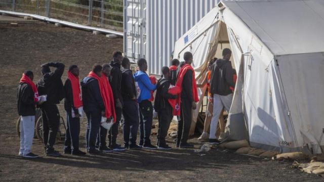Varios migrantes menores, procesados en el Centro de Acogida Temporal de Extranjeros (CATE) de San Andrés en El Hierro.
