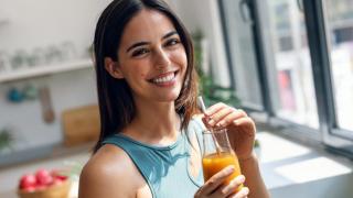 Los expertos en belleza tajantes sobre cómo retrasar el envejecimiento a partir de los 30: "Bebe colágeno"