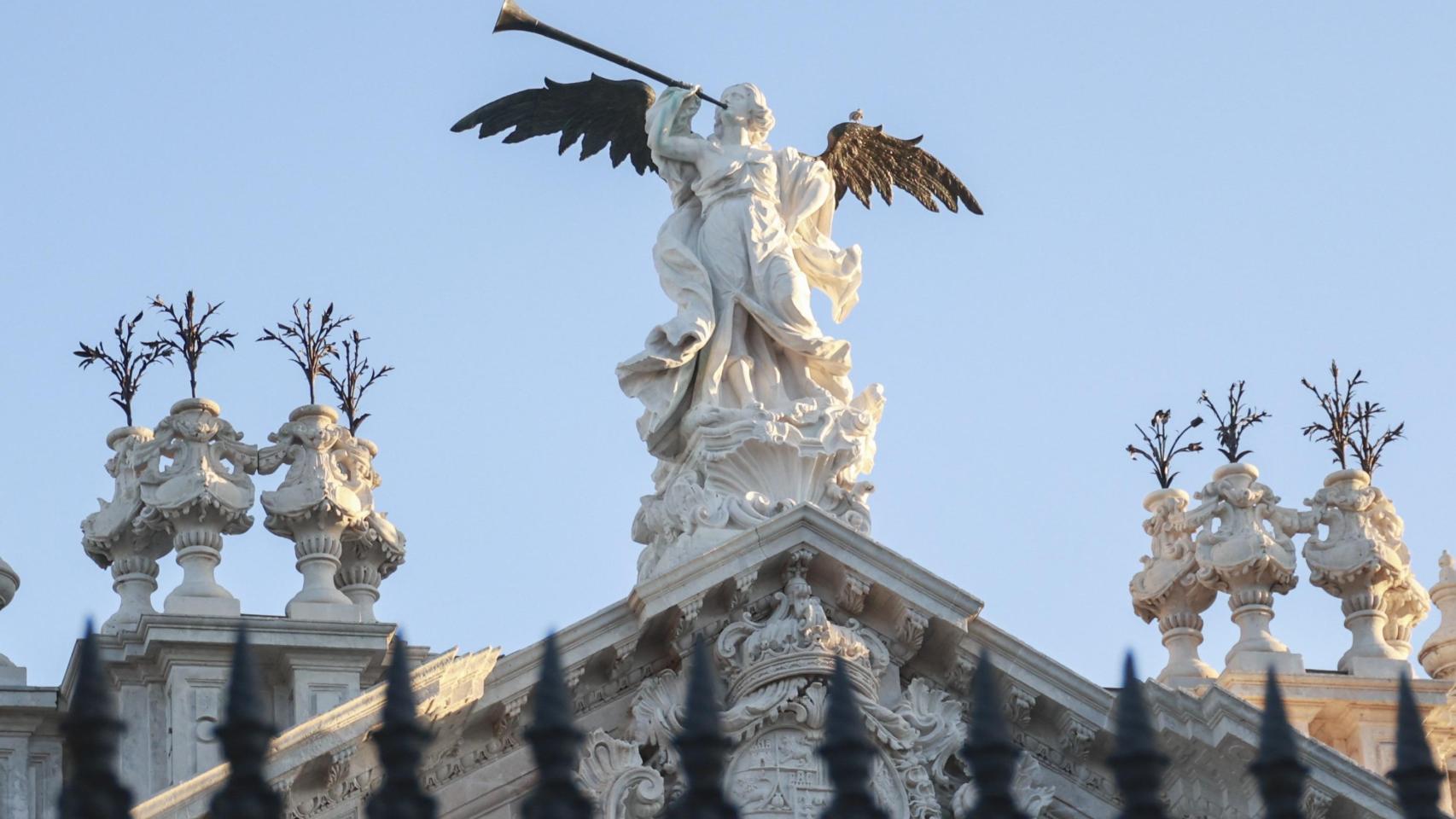 La diosa Fama, en la fachada del Rectorado de la Universidad de Sevilla.