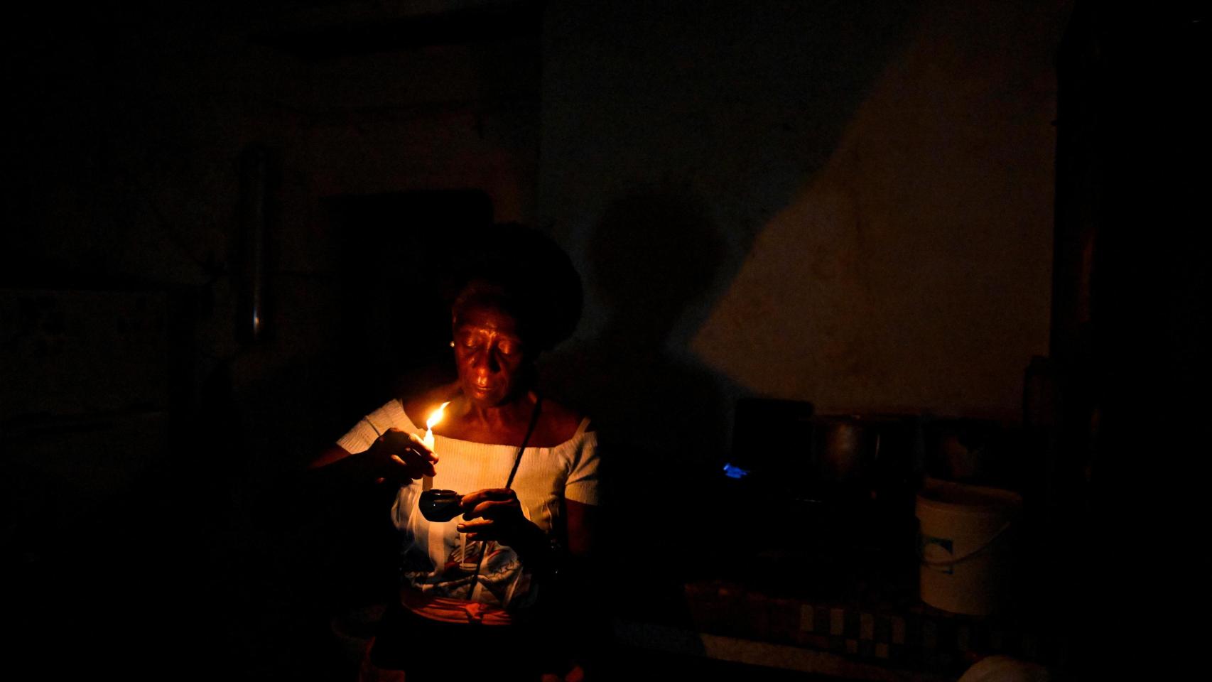 Una mujer prepara una vela durante el apagón en su casa de La Habana, Cuba, el 10 de septiembre.