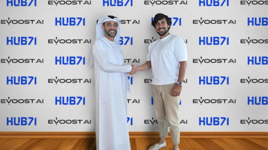 Mohammed Alkhoory, director de Marketing de Hub 71, y Cristian G Pastrana, cofundador y CEO de eVoost AI