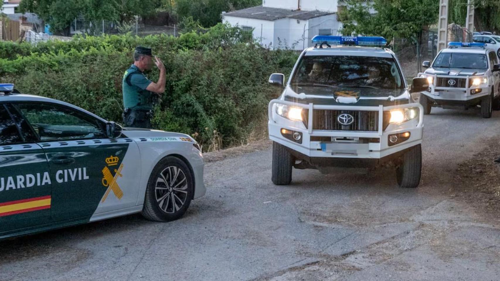 La Guardia Civil, este miércoles, desplegada en Prado Negro, la pedanía de Huétor Santillán (Granada) donde se ha producido el secuestro.