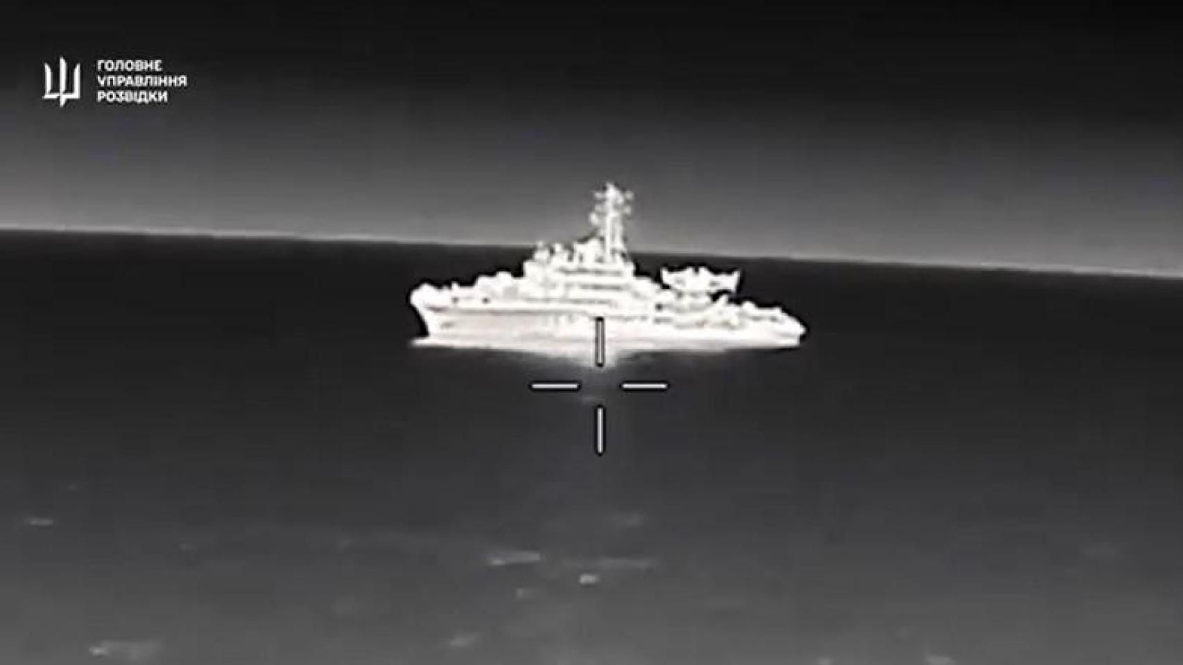 Imagen del momento en el que Ucrania ataca con un dron el buque.