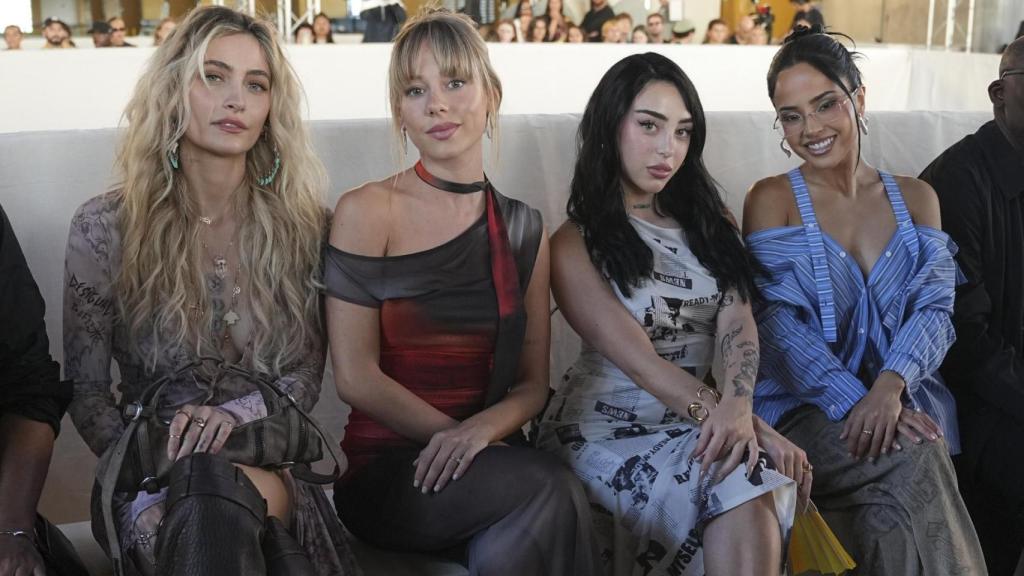 Ester Expósito, Paris Jackson, Nicki Nicole y Becky G en el Desigual Desfile en Barcelona.