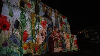Albacete rinde homenaje a su Virgen de los Llanos con un espectacular videomapping sobre la fachada de la Catedral