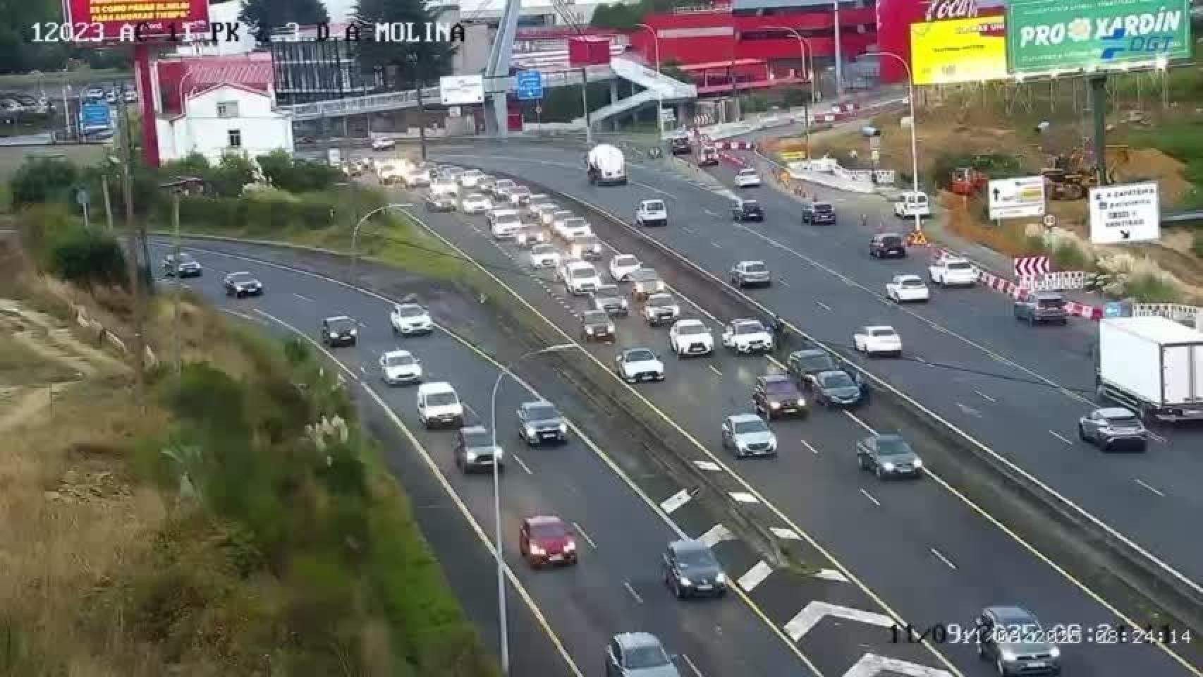 Retenciones de tráfico en Alfonso Molina de A Coruña por un alcance entre dos vehículos