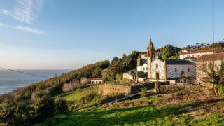 El pintoresco pueblo costero de A Coruña que ha enamorado a la prensa de viajes: "Agreste paisaje de acantilados"