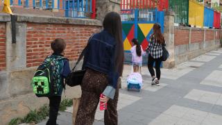 Familias de centros públicos denuncian "caos" en el inicio de curso por falta de monitores y la Junta replica: "Hay normalidad"