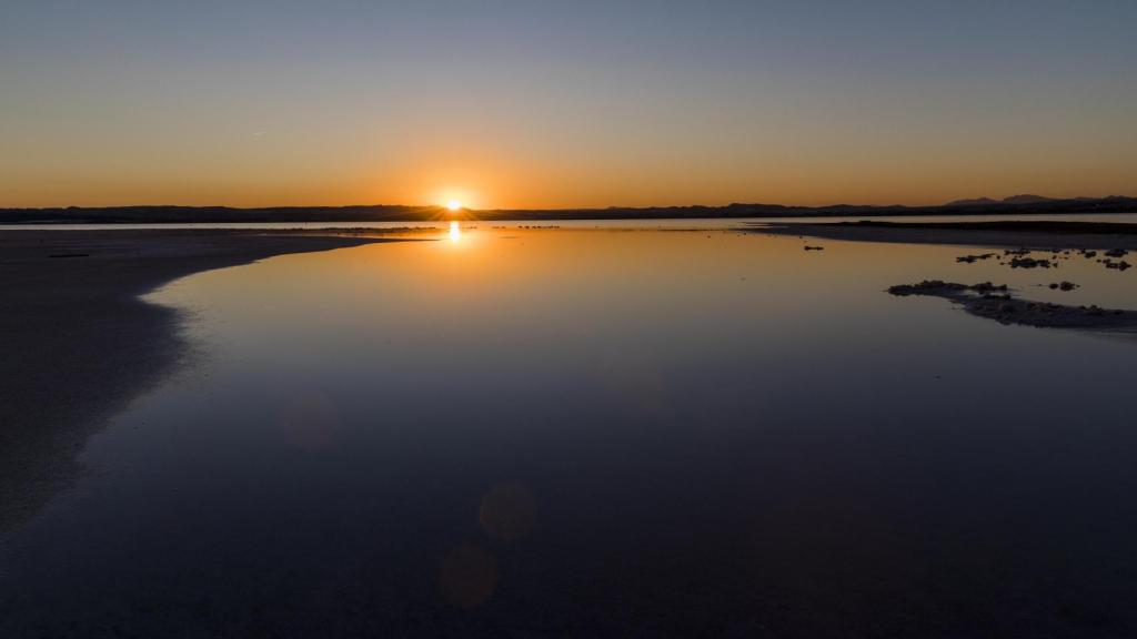 Lago rojo de Torrevieja al atardecer.