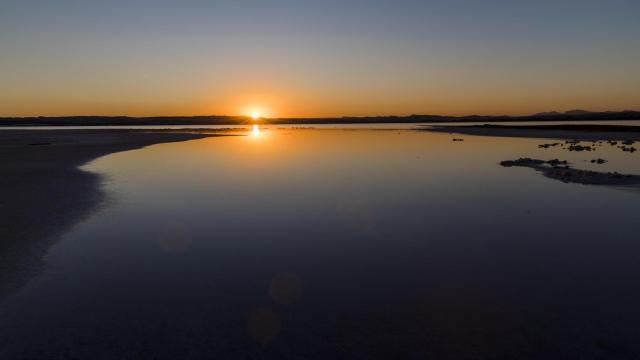 Lago rojo de Torrevieja al atardecer.