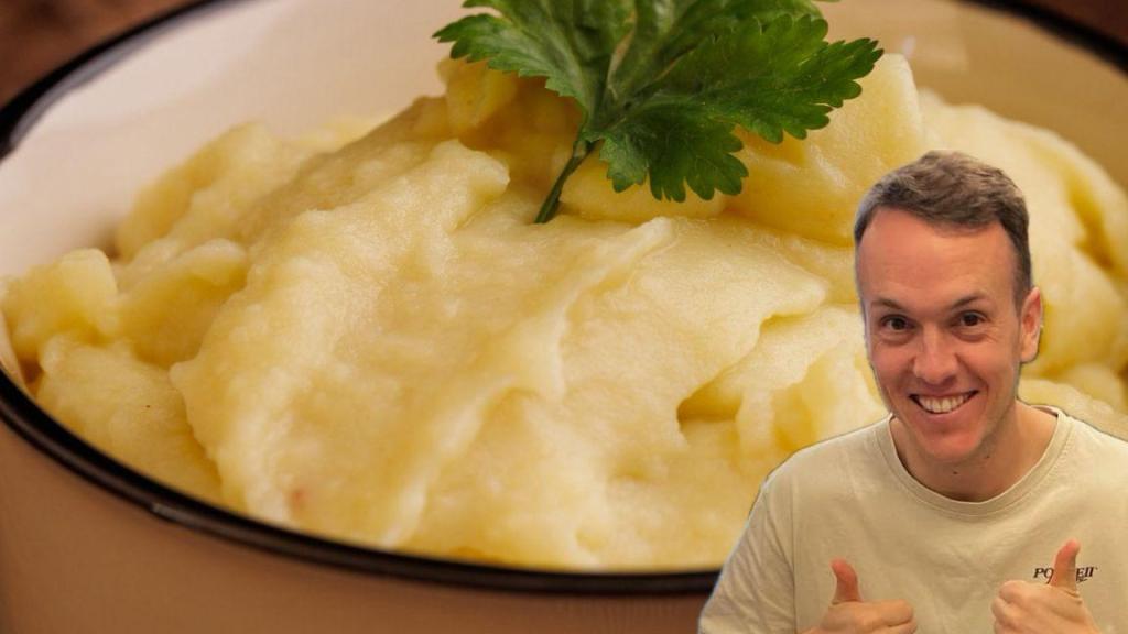 El cocinero Pablo Fernández posa junto a un plato de puré de patatas.