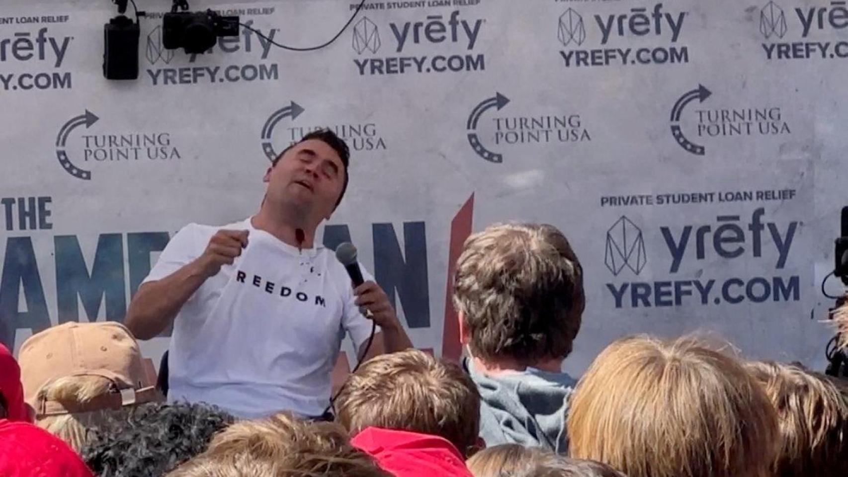 Charlie Kirk, en el momento de recibir el disparo.