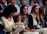 Letizia convierte su look en un altavoz contra la trata: viste un chaleco confeccionado por las mujeres de APRAMP
