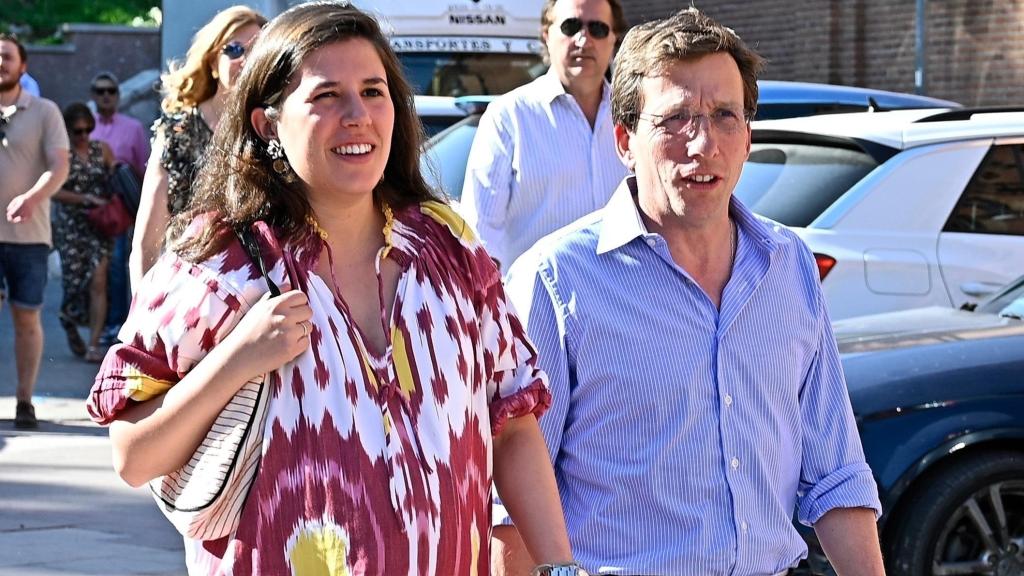 Teresa Urquijo pasea junto a José Luis Martínez-Almeida.