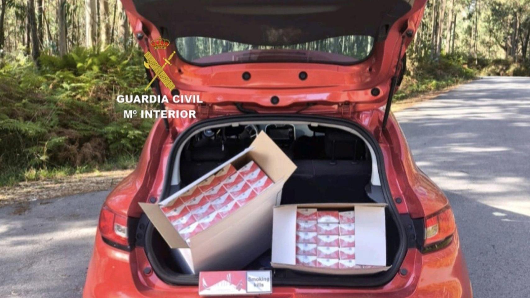 Intervenidas casi un millar de cajetillas de tabaco sin precinto ni estampilla, a un conductor de 21 años interceptado por la Guardia Civil en Sanxenxo (Pontevedra)