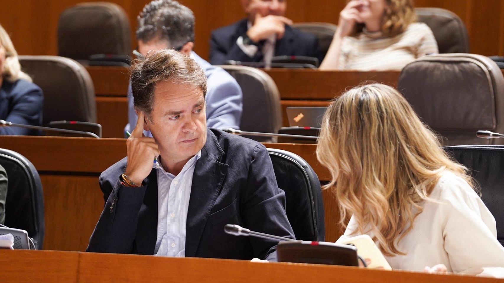 Roberto Bermúdez de Castro y Mar Vaquero, en el Pleno de las Cortes