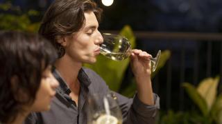 ¿Por qué todos quieren beber ahora vino blanco? Las tendencias que cambiarán tu copa
