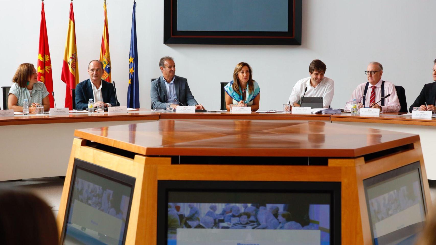 La alcaldesa de Zaragoza, Natalia Chueca, en la reunión de este jueves.
