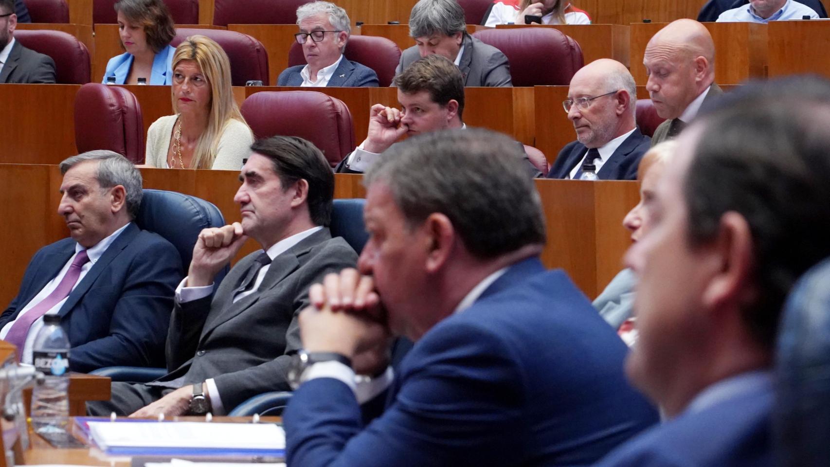 Mañueco, en primer plano, durante el pleno del miércoles con Suárez-Quiñones al fondo.