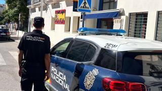 Cazado en Vallecas un ladrón que robaba joyas a personas mayores: les dejaba inconscientes con el mataleón