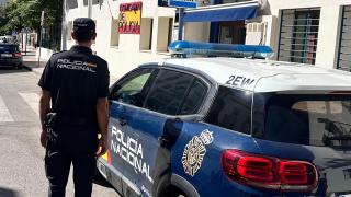 El policía destinado en Estepona que salvó una vida en un hotel: "Debería haber un desfibrilador en todos lados"
