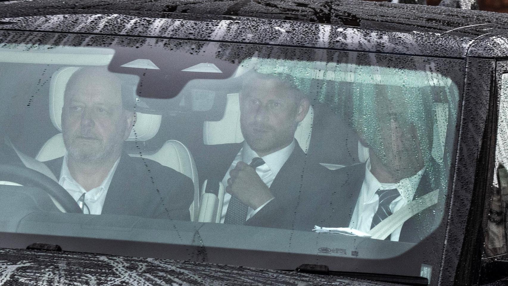 El príncipe Harry saliendo de Clarence House, este miércoles, día 10.