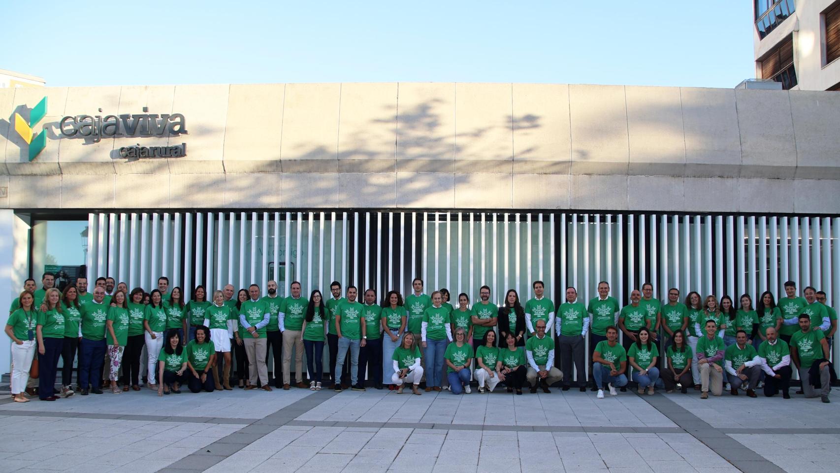 Trabajadores de Cajaviva durante el Día Solidario del Grupo Caja Rural.