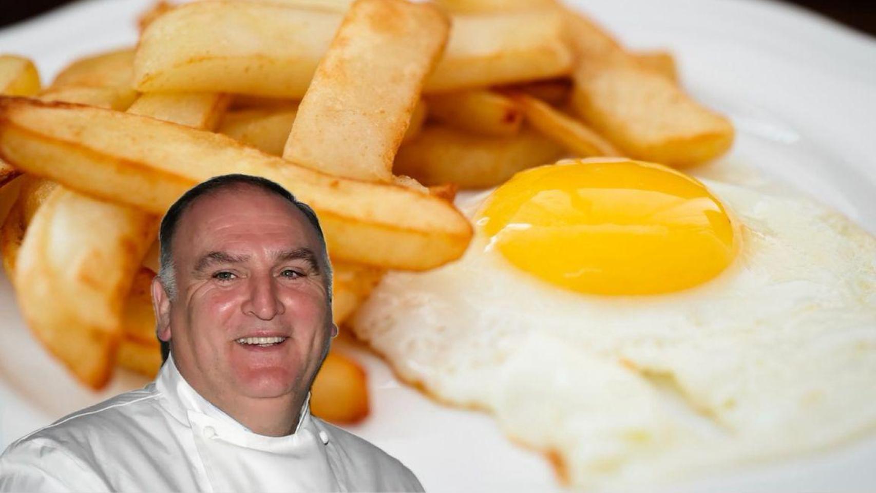 El chef José Andrés posa sonriente junto a un plato recién preparado de huevos fritos con patatas.