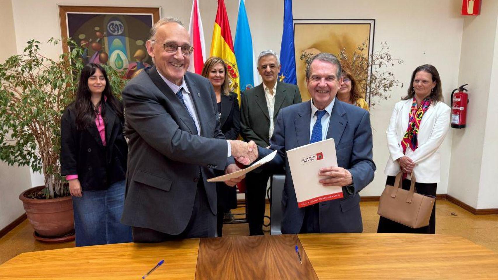 Momento de la firma del convenio entre la UVigo y el Concello