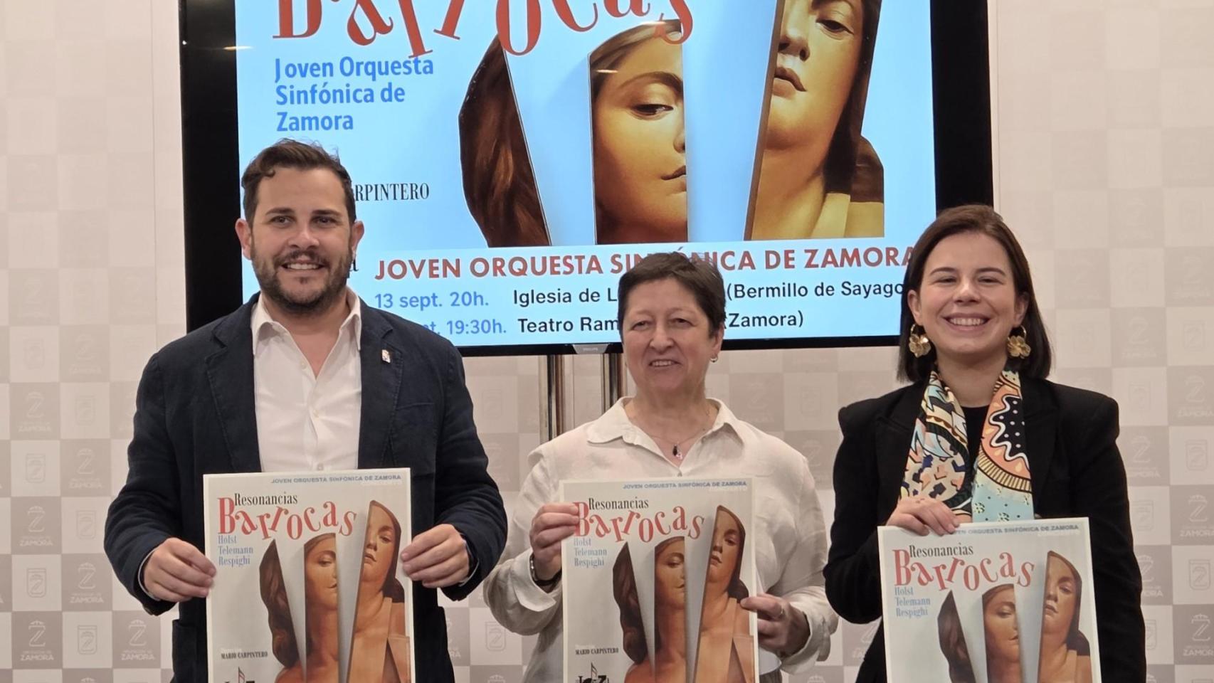 La presidenta de la orquesta, Clementina Formariz López, el diputado de Educación, Cultura y Turismo, Víctor López de la Parte, y la técnico de comunicación de Caja Rural de Zamora, Laura Huertos