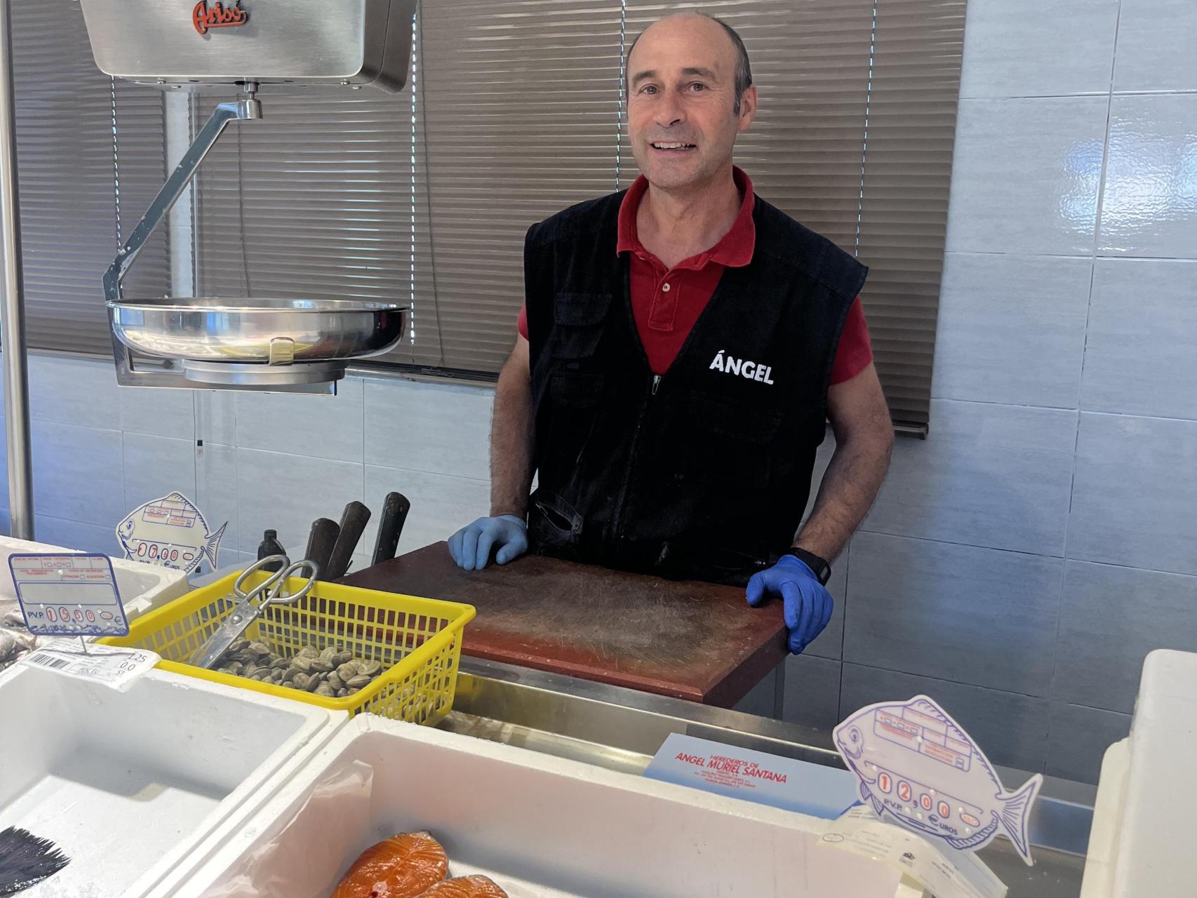 Ángel en su pescadería de Gálvez (Toledo).