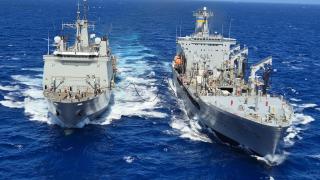 Tres embarcaciones españolas del Grupo Dédalo 25 realizan un aprovisionamiento con un buque de la US Navy