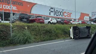 Jornada negra en las carreteras de A Coruña: un coche vuelca este mediodía en la AC-11