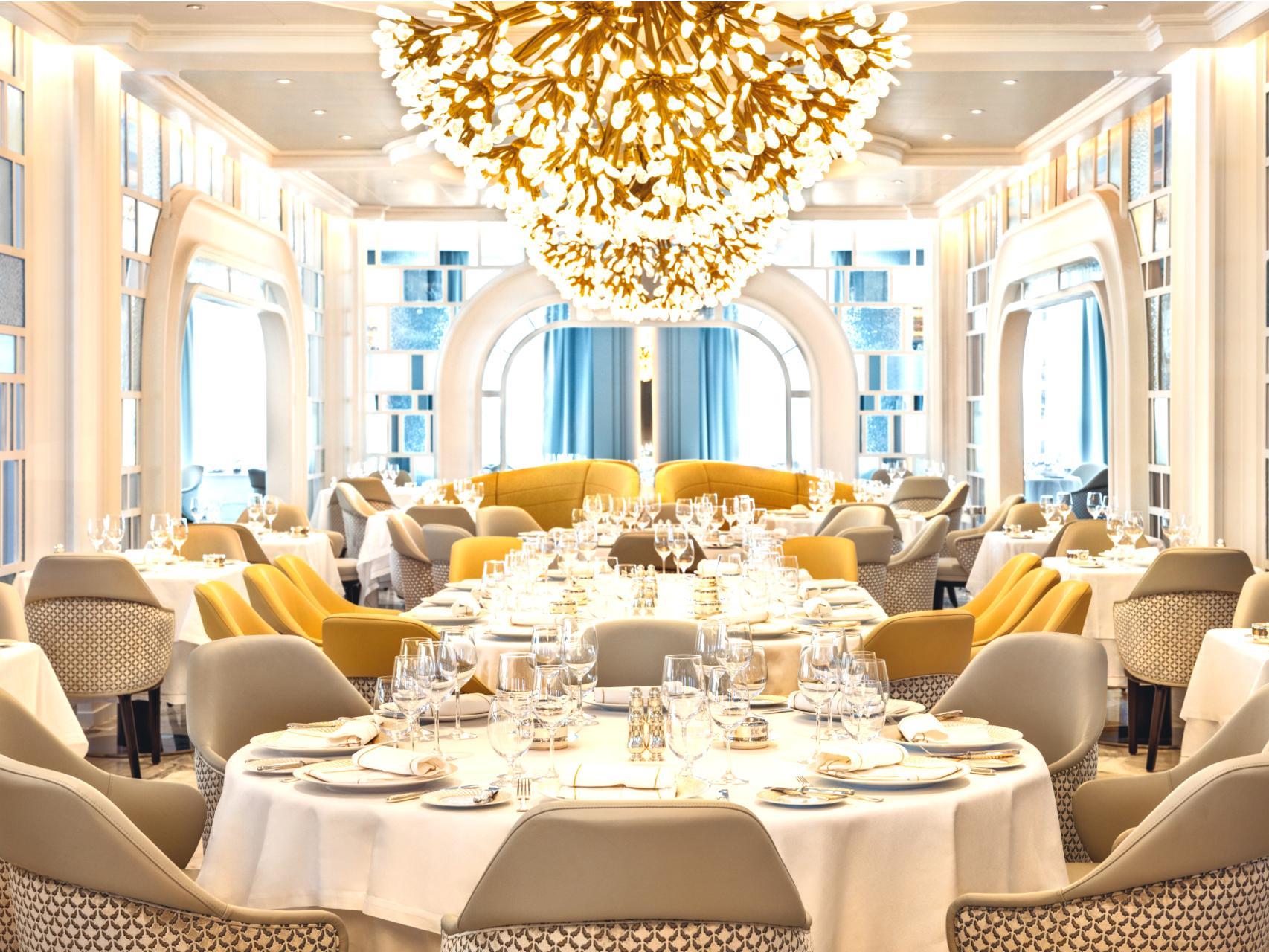 The Grand Dining Room en el Allura de Oceania Cruises.