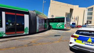 Un autobús se salta un semáforo en rojo y choca contra el Metro en Granada: hay nueve heridos leves