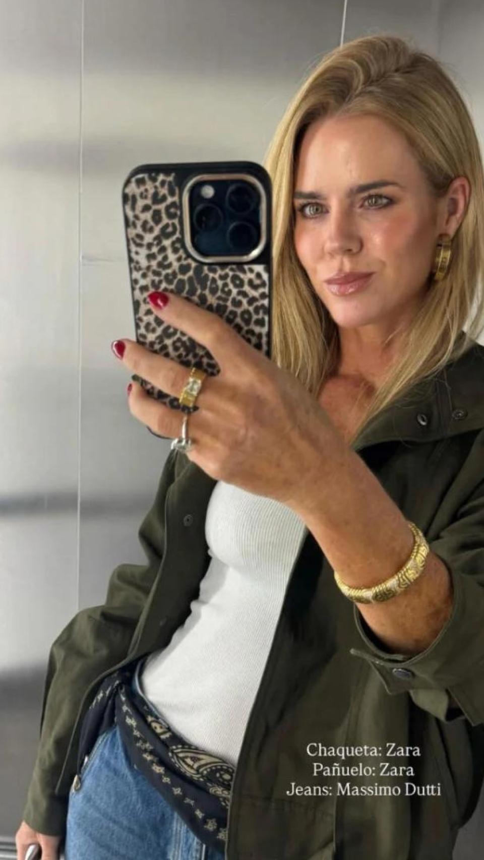 El bono de Amelia con el pañuelo de Zara en la cintura.