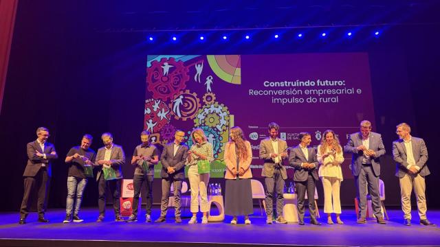 Congreso de AJE en Ferrol recibiendo unas Meninas en honor al festival Meninas de Canido