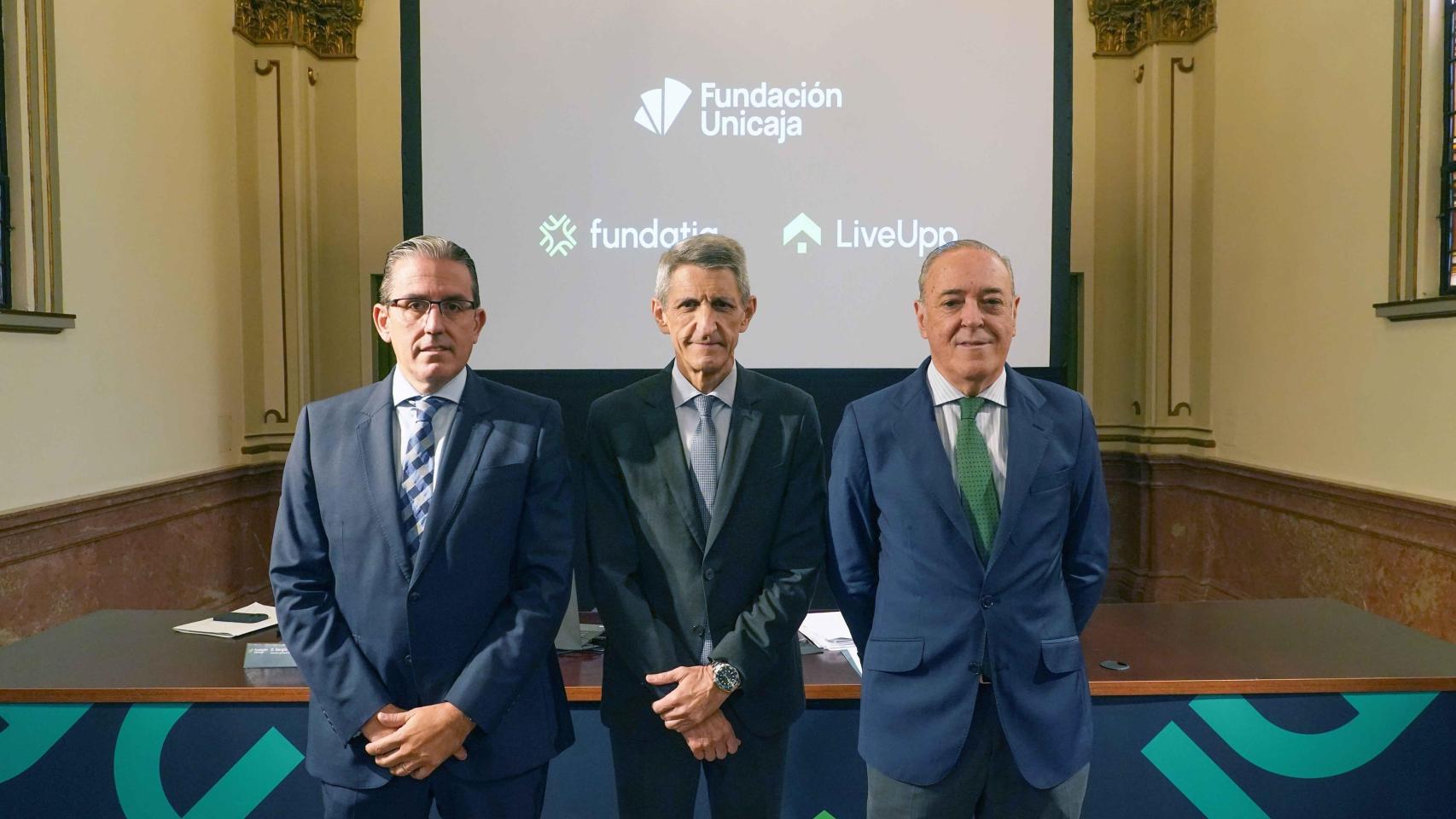 De izda a dcha: el director general de la Fundación Unicaja, Sergio Corral; el presidente de la Fundación Unicaja, José M. Domínguez, y el secretario de los consejos de administración de Fundatia y LiveUpp, Manuel Atencia.