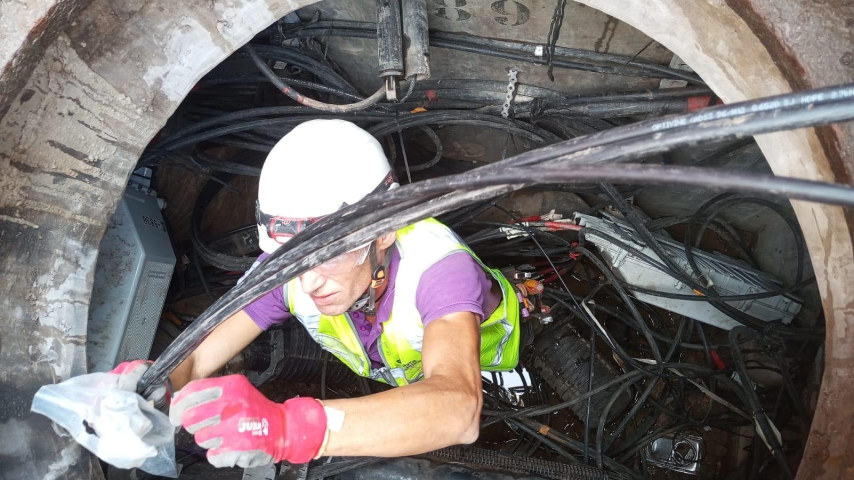 Un técnico de Fibra Valencia trabajando en la recuperación del servicio de telecomunicaciones tras la dana del 29 de octubre.