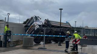 Un camión vuelca en O Parrote de A Coruña y provoca un vertido de gasoil en el paseo marítimo