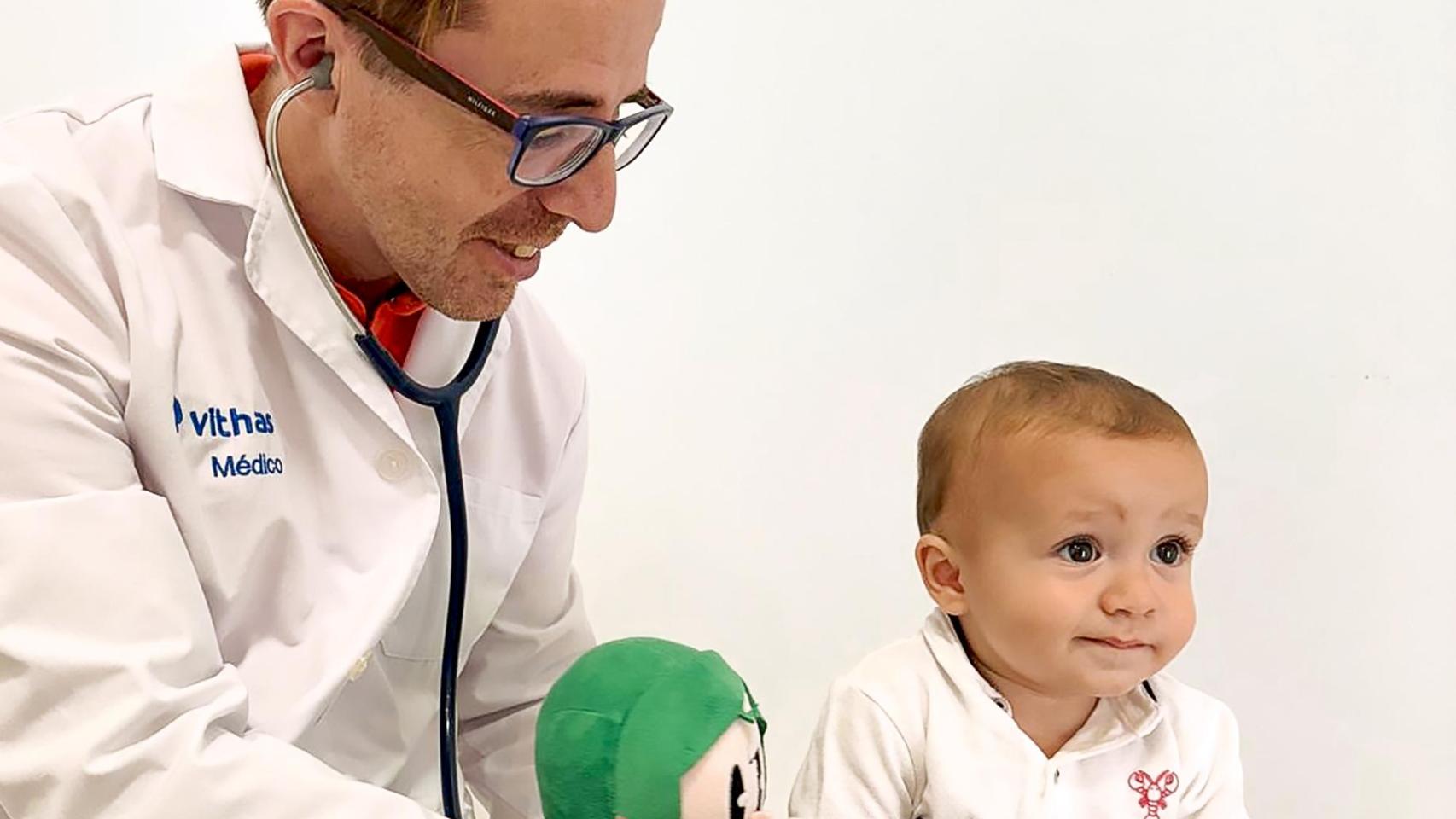 El doctor Sánchez atendiendo a un bebé.