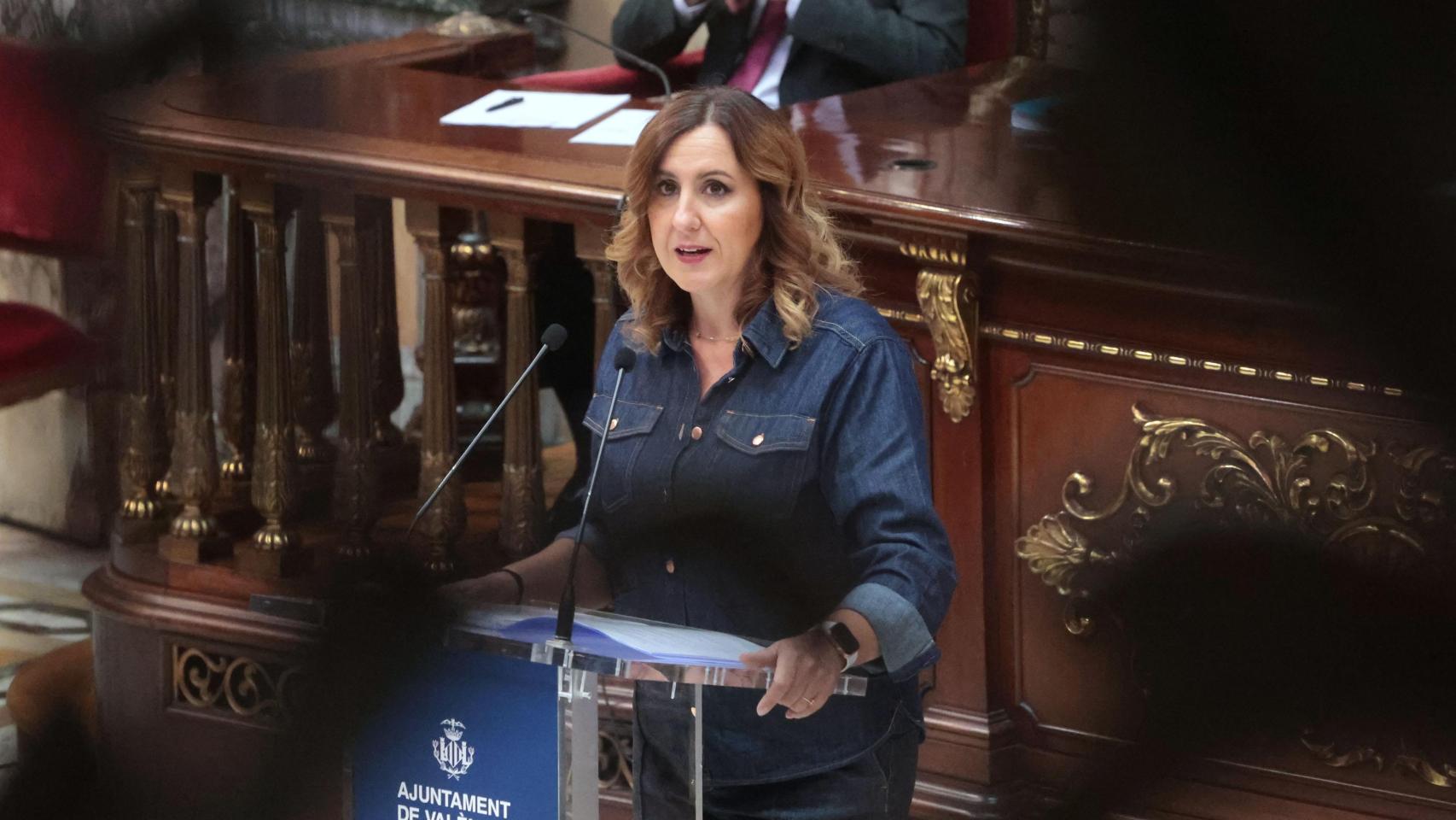 La alcaldesa de Valencia, María José Catalá, durante el debate de este jueves. EE