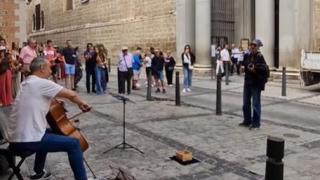 Una turista se lanza a cantar junto al músico callejero Chiki Serrano en Toledo: "Ha sido muy emocionante"