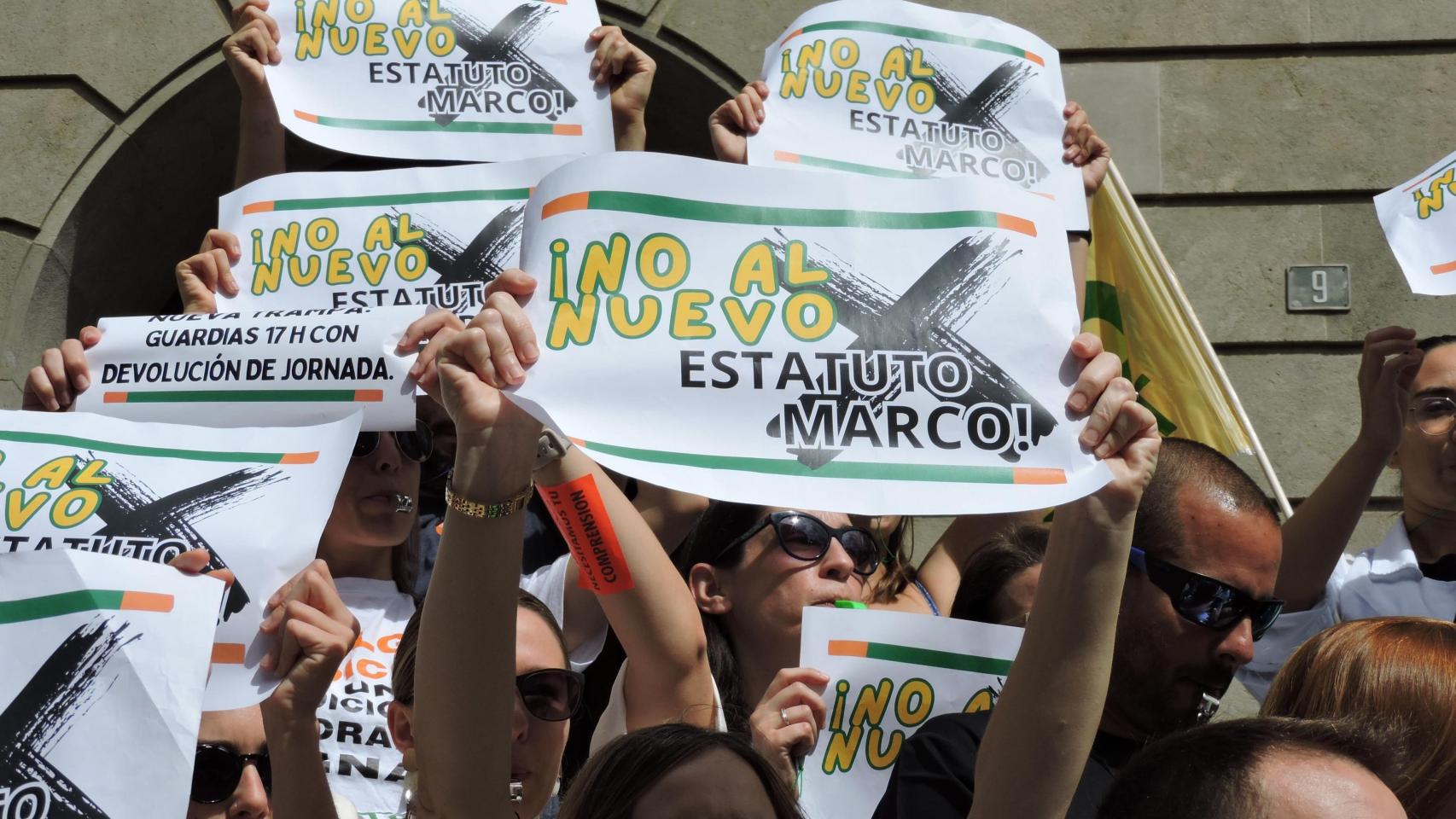 Pancartas de médicos contra el Estatuto Marco, en Santa Cruz de Tenerife.