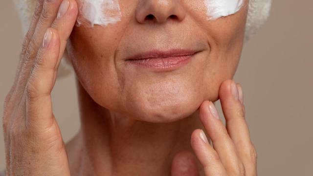 Mujer usando un tratamiento de belleza antienvejecimiento.