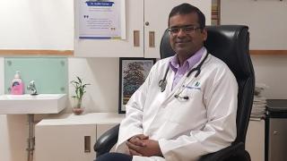Doctor Kumar (51 años), el neurólogo que ha perdido 30 kilos con este ejercicio diario: "Es una de las formas más efectivas"