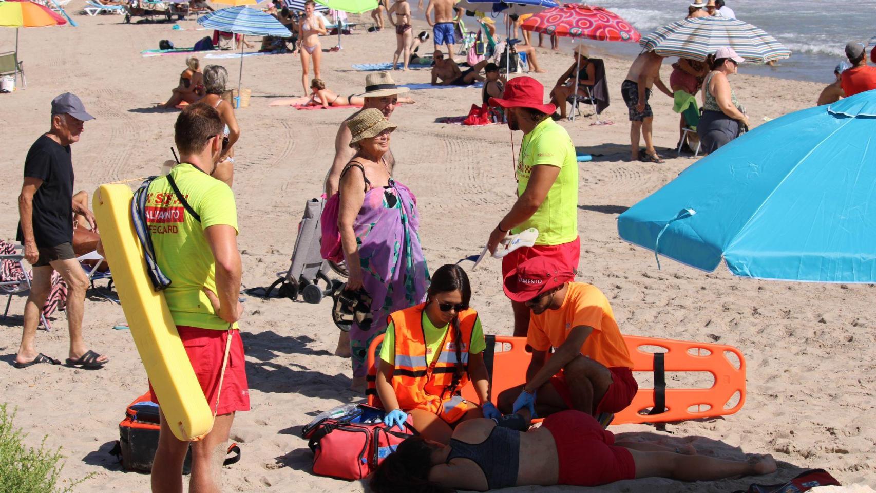 Un simulacro de emergencia en la playa este verano para saber cómo actuar en una emergencia.