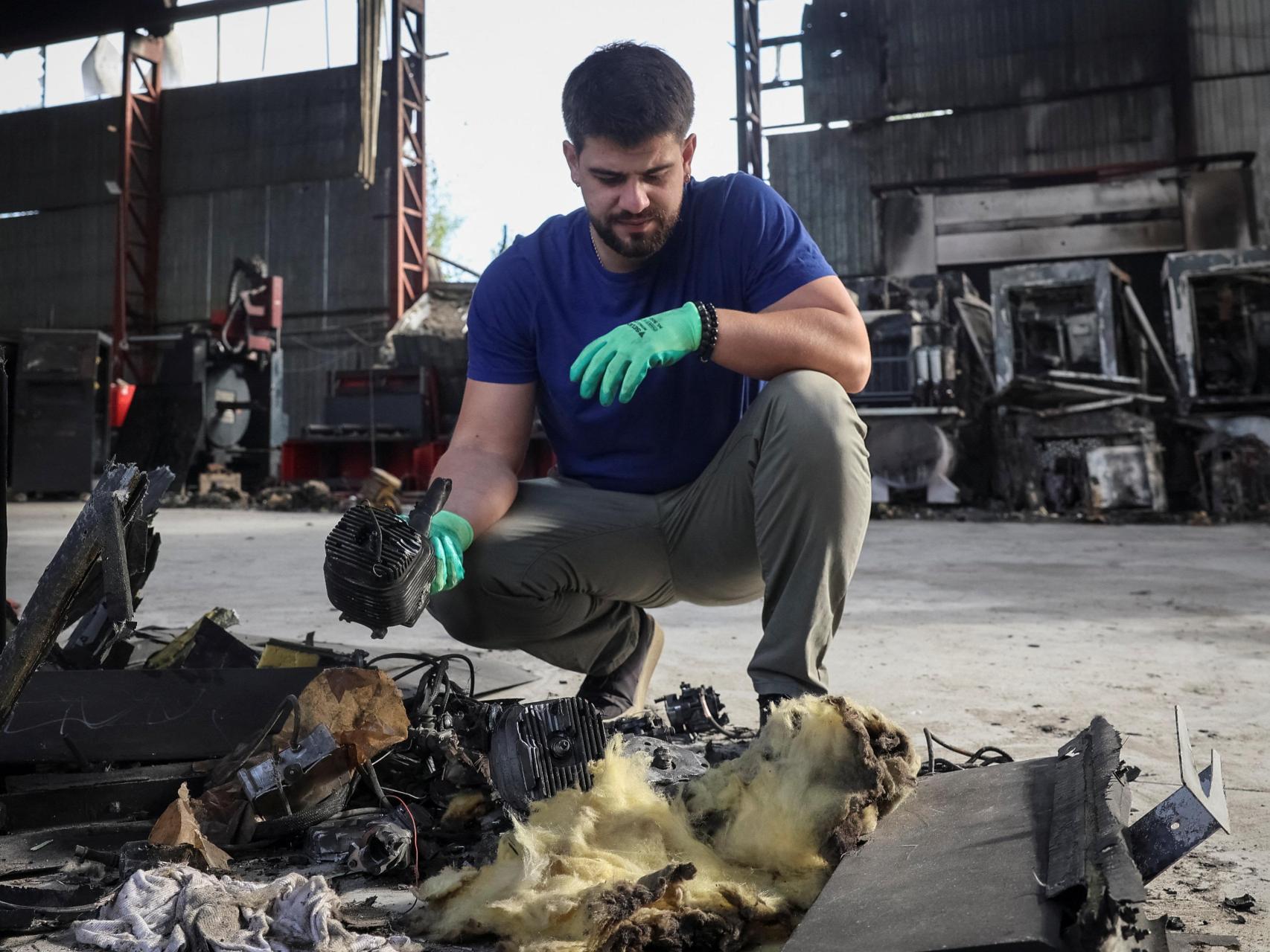 Un empleado inspecciona partes de un dron suicida ruso en Lviv.